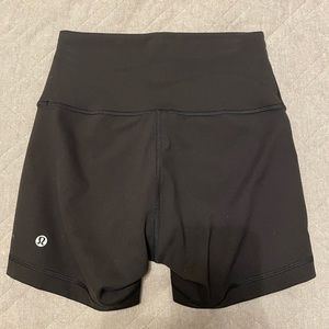 LULU Wunder Train Contour Fit Hight Rise Short 4”